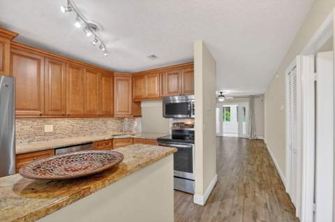 112 Lake Olive Drive, Royal Palm Beach FL - photo 8 of 64