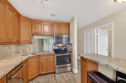 112 Lake Olive Drive, Royal Palm Beach FL - photo 10 of 64