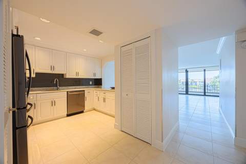 801 Palm Trail #9, Delray Beach FL - photo 11 of 35