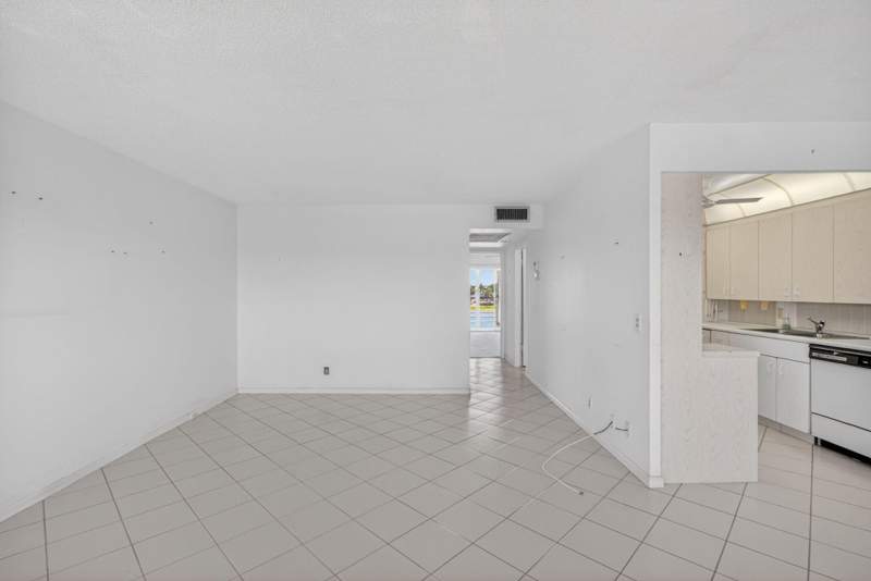 2 bedroom Condominium at 4059 Guildford D, Century Village , Boca Raton — photo 4