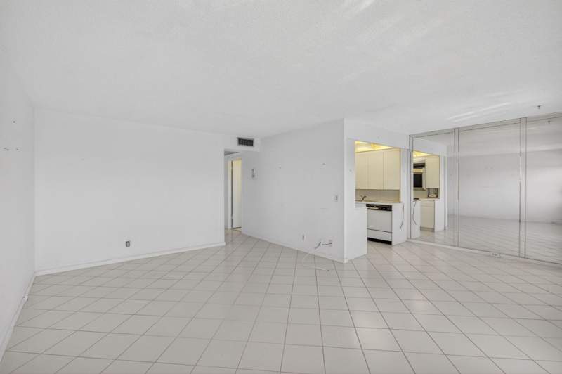 2 bedroom Condominium at 4059 Guildford D, Century Village , Boca Raton — photo 2