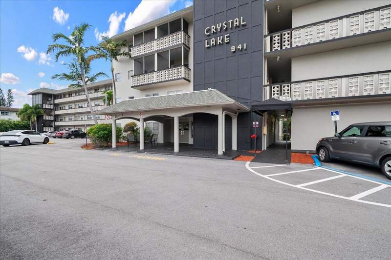 2 bedroom Condominium at 941 Crystal Lake Drive #402, Crystal Lake 941 Condo, Deerfield Beach — photo 2