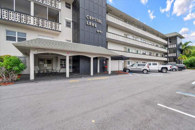 2 bedroom Condominium at 941 Crystal Lake Drive #402, Crystal Lake 941 Condo, Deerfield Beach — photo 3