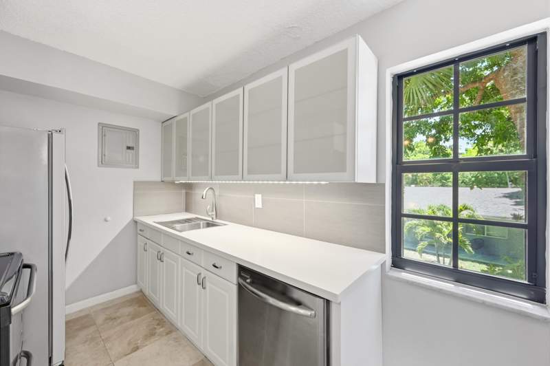 2 bedroom Condominium at 905 NE 28th Street #206, Annies Castle Condo, Wilton Manors — photo 3