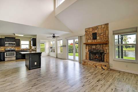 3570 Woods Walk Boulevard, Lake Worth FL - photo 17 of 51