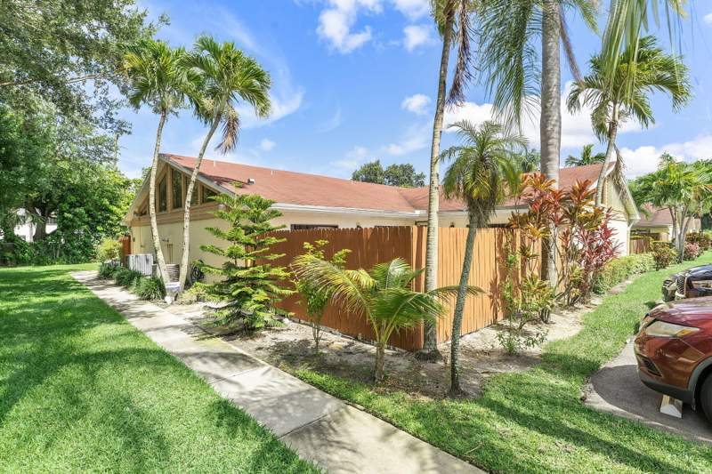 2 bedroom Townhouse at 4353 Woodstock Drive #A, Westchester Townhouses, West Palm Beach — photo 4