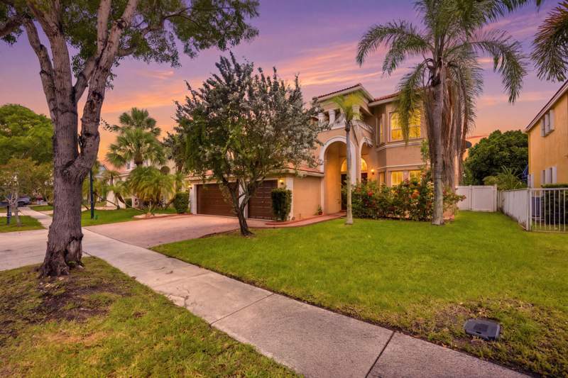 5 bedroom Single Family Residence at 16918 SW 16th Street, Sessa Eight, Pembroke Pines — photo 3