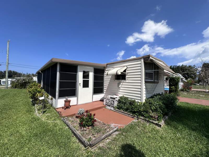 2 bedroom Manufactured Home at 8379 SE Eagle Avenue, Ridgeway, Hobe Sound — photo 2