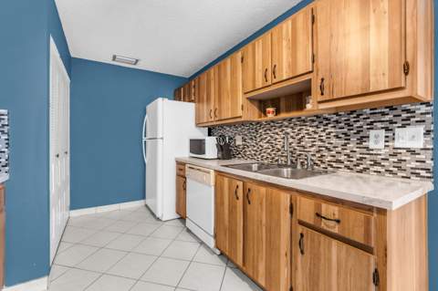 3360 NE Rossi Court, West Palm Beach FL - photo 17 of 47