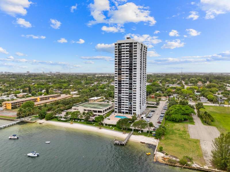 2 bedroom Condominium at 5600 N Flagler Drive #402, Palm Beach House, West Palm Beach — photo 2