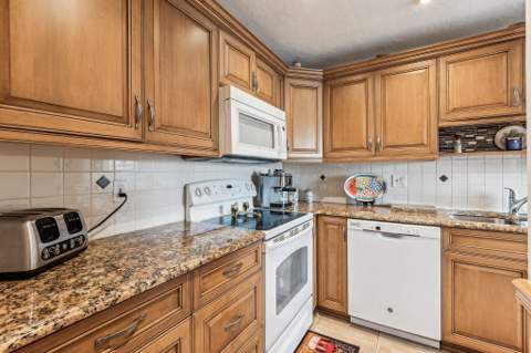 1051 Orange Terrace #103, Delray Beach FL - photo 9 of 65