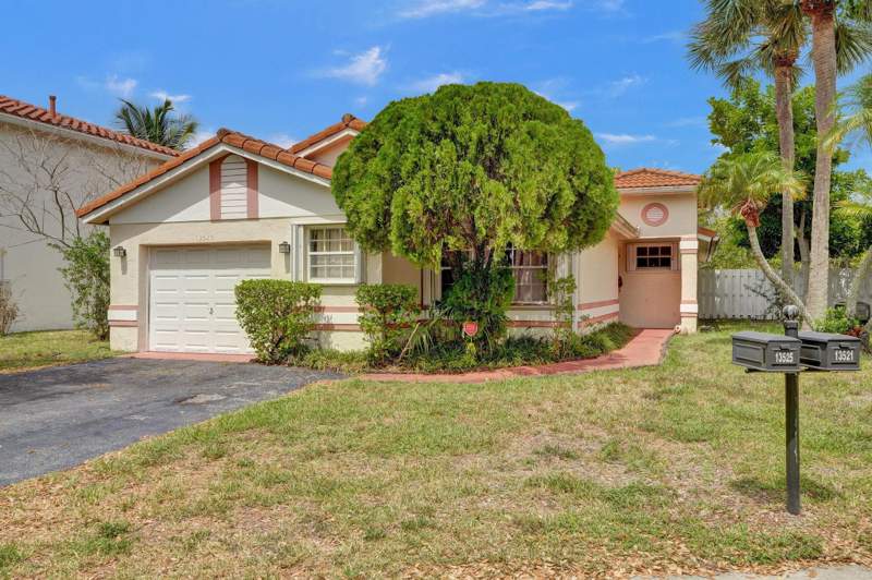 3 bedroom Single Family Residence at 13525 NW 5th Court, Sawgrass Plantation, Plantation — photo 2