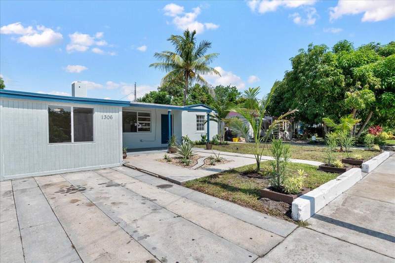 3 bedroom Single Family Residence at 1306 S C Terrace, Whispering Palms 2, Lake Worth Beach — photo 2