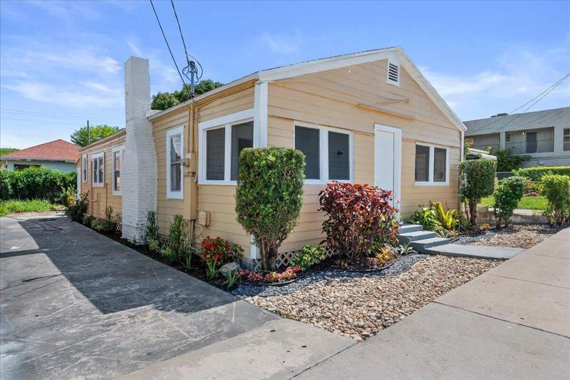 3 bedroom Single Family Residence at 1011 22nd Street, Gray, West Palm Beach — photo 2