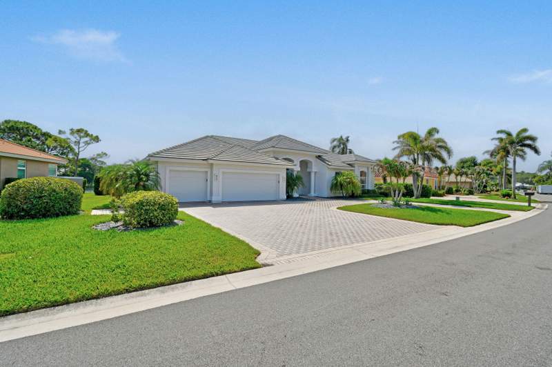 4 bedroom Single Family Residence at 8091 SE Woodlake Lane, Lost Lake The Falls, Hobe Sound — photo 4