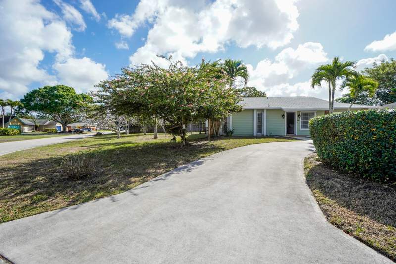 4 bedroom Single Family Residence at 120 Swan Parkway, Willows, Royal Palm Beach — photo 2