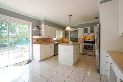 120 Swan Parkway, Royal Palm Beach FL - photo 6 of 27