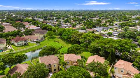 1753 NW 74th Way, Pembroke Pines FL - photo 6 of 38