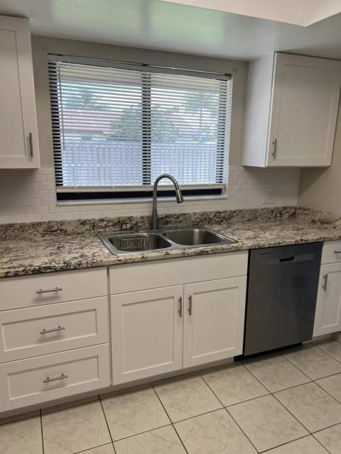 8511 NW 8th Street, Pembroke Pines FL - photo 10 of 32
