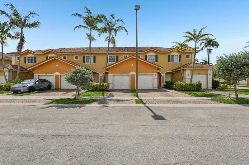 3 bedroom Townhouse at 560 St Tropez Lane, Monte Carlo, Margate — photo 4