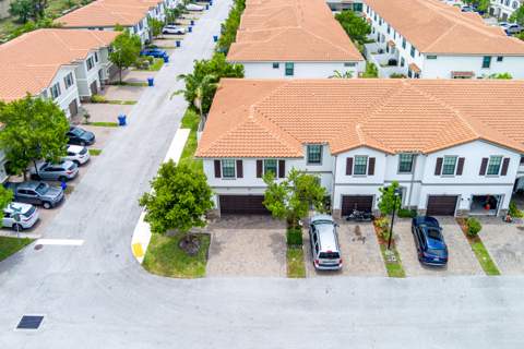 1009 Sweet Briar Lane, Riviera Beach FL - photo 17 of 63