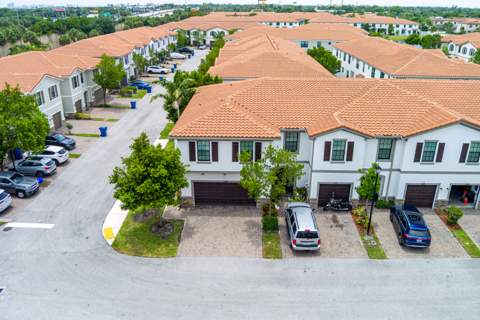 1009 Sweet Briar Lane, Riviera Beach FL - photo 18 of 63
