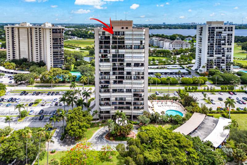 1 bedroom Condominium at 2425 Presidential Way #Ph5, Lands Of The President Condo 7, West Palm Beach — photo 2