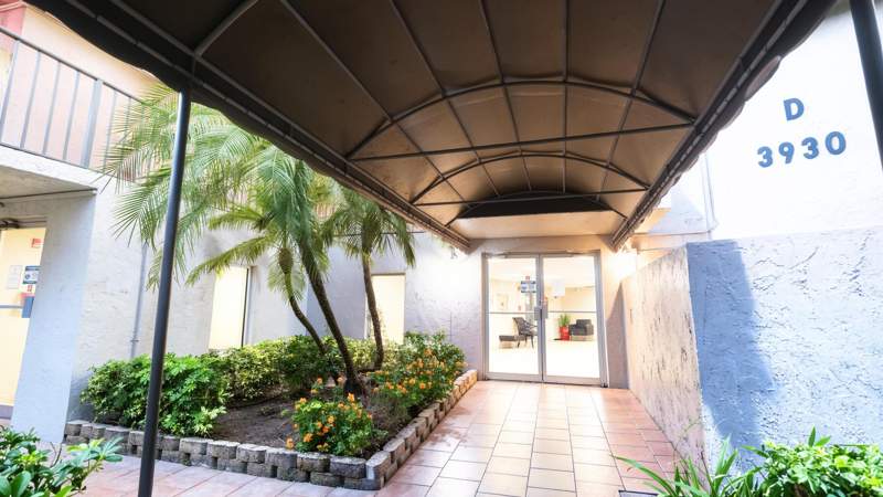 2 bedroom Condominium at 3930 Inverrary Boulevard #303, 18th Hole At Inverrary Condo, Lauderhill — photo 4