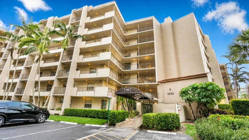 2 bedroom Condominium at 3930 Inverrary Boulevard #303, 18th Hole At Inverrary Condo, Lauderhill — photo 2