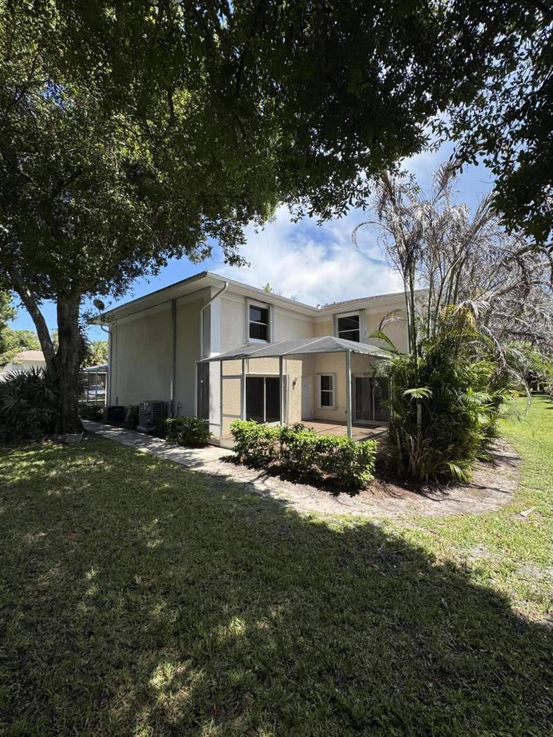 3 bedroom Townhouse at 1536 N Lawnwood Circle #3, Lawnwood Addition, Fort Pierce — photo 2