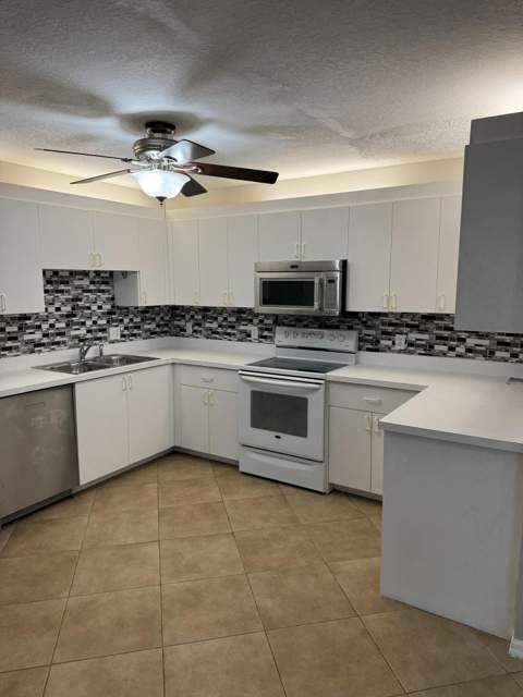 1536 N Lawnwood Circle #3, Fort Pierce FL - photo 8 of 23