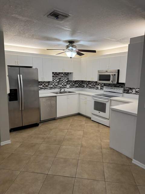 1536 N Lawnwood Circle #3, Fort Pierce FL - photo 6 of 23