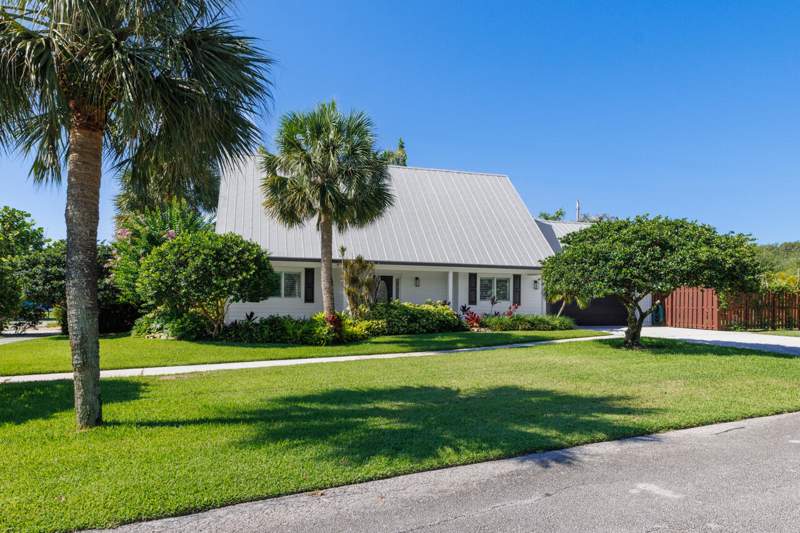 3 bedroom Single Family Residence at 9200 SE Olympus Street, Olympia, Hobe Sound — photo 2