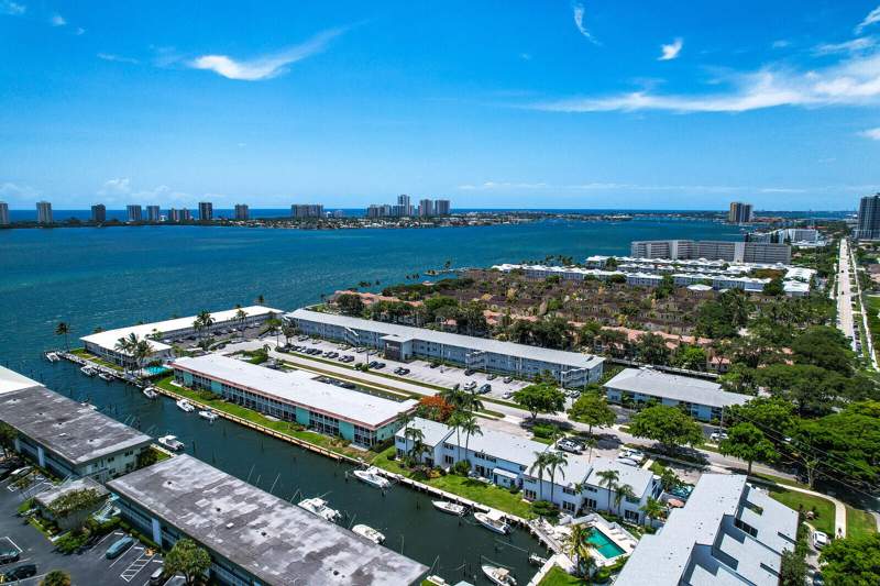 2 bedroom Condominium at 129 Lehane Terrace #133, Castlewood Town Villas Condo, North Palm Beach — photo 3