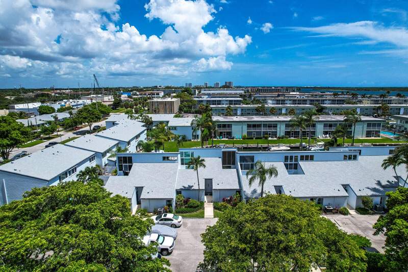 2 bedroom Condominium at 129 Lehane Terrace #133, Castlewood Town Villas Condo, North Palm Beach — photo 2