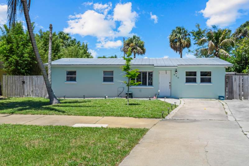 4 bedroom Single Family Residence at 520 SE Dolphin Drive, Broadway Section Of St Lucie Estates Subdivision, Stuart — photo 2