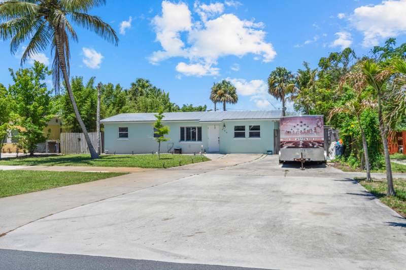 4 bedroom Single Family Residence at 520 SE Dolphin Drive, Broadway Section Of St Lucie Estates Subdivision, Stuart — photo 3