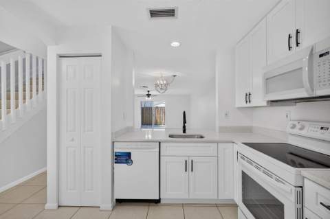946 Summit Lake Drive, West Palm Beach FL - photo 6 of 34