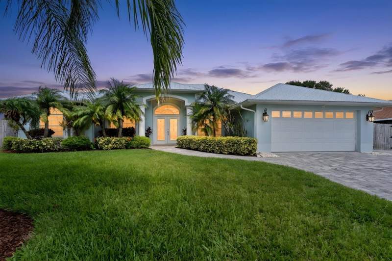 3 bedroom Single Family Residence at 117 Queen Elizabeth Court, Queen'S Cove Unit 1, Hutchinson Island — photo 2
