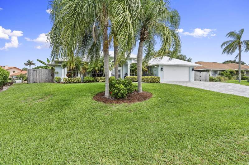 3 bedroom Single Family Residence at 117 Queen Elizabeth Court, Queen'S Cove Unit 1, Hutchinson Island — photo 5