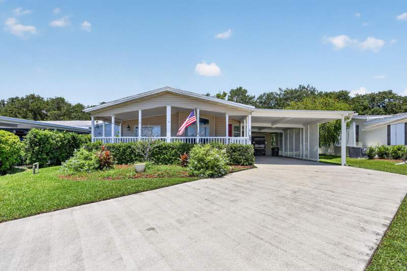 2 bedroom Manufactured Home at 8004 Long Drive, The Links At Savanna Club, 1st Replat, Port St. Lucie — photo 2