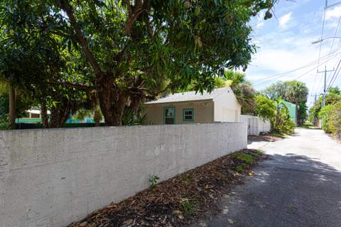 305 N Lakeside Drive, Lake Worth Beach FL - photo 8 of 30