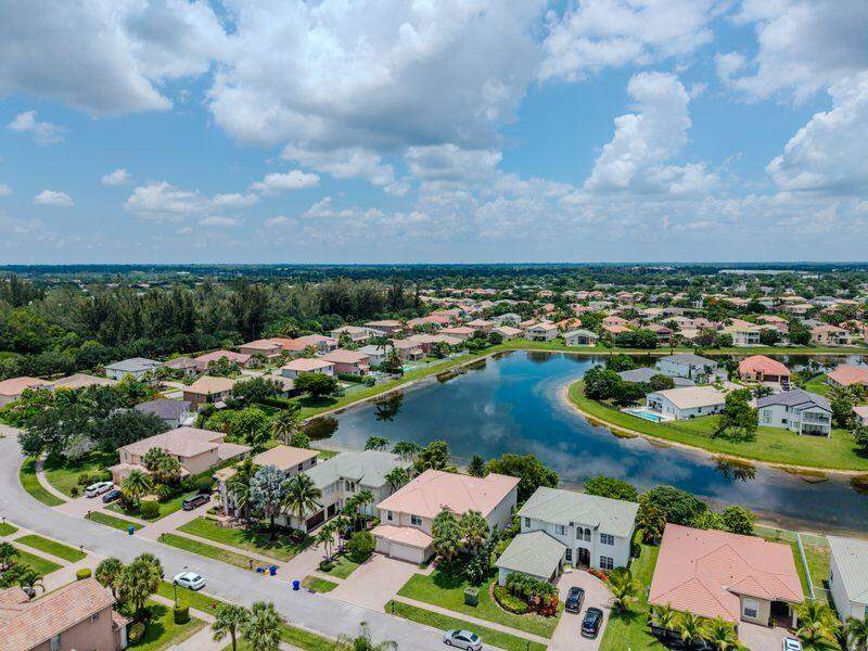 5 bedroom Single Family Residence at 163 Bella Vista Way, Bella Terra Pud 1, Royal Palm Beach — photo 2