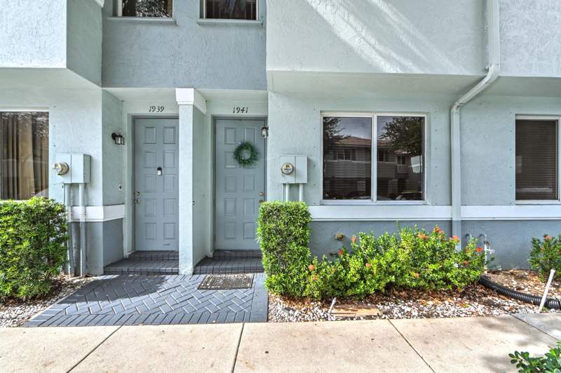 3 bedroom Townhouse at 1941 Gardenia Court, Sonoma Bay, Riviera Beach — photo 2