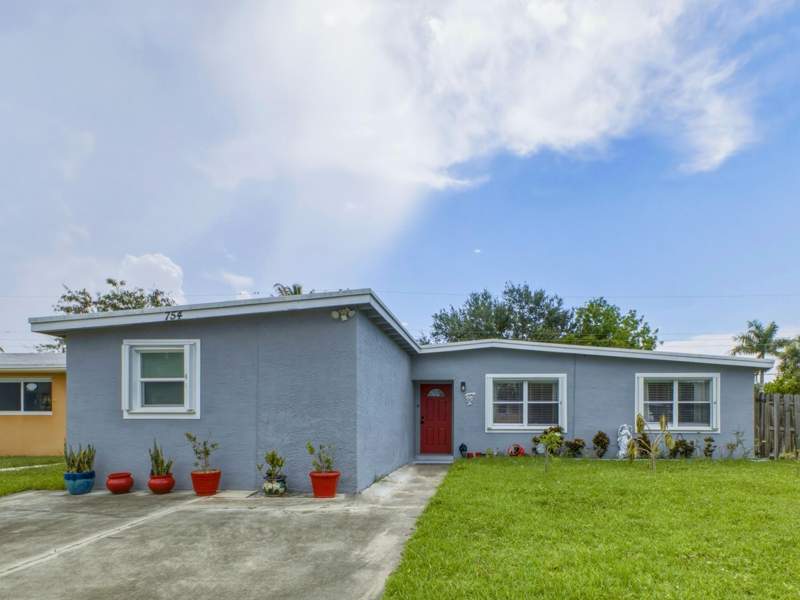 3 bedroom Single Family Residence at 754 Hibiscus Drive, Palm Beach Colony Secs 1 And 2, Royal Palm Beach — photo 2