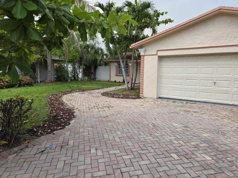 5 bedroom Single Family Residence at 7601 Kimberly Boulevard, Lauderdale North Park Sec 4, North Lauderdale — photo 3