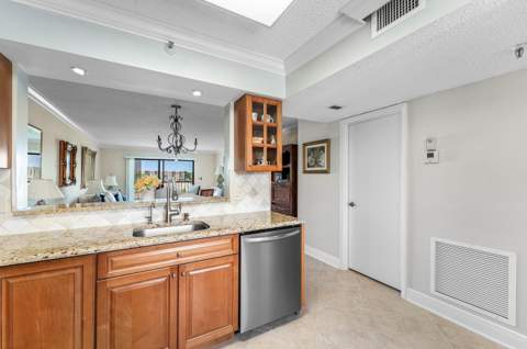 7076 Huntington Lane #502, Delray Beach FL - photo 6 of 60