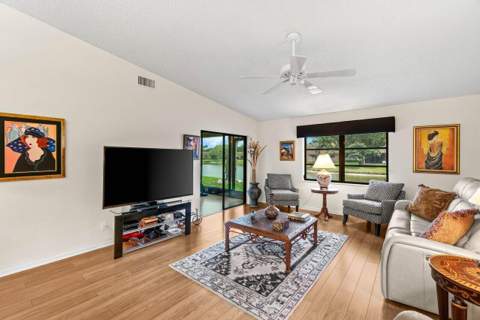 8286 Springlake Drive, Boca Raton FL - photo 10 of 43