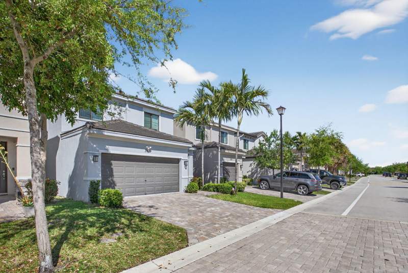 3 bedroom Single Family Residence at 325 NW 33rd Lane, Residences At Palm Aire, Pompano Beach — photo 3