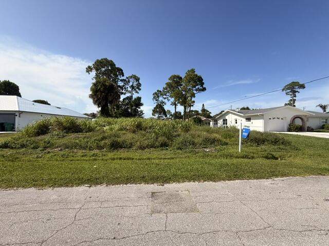 4 bedroom Single Family Residence at 541 NW Placid Avenue, Port St Lucie Section 25, Port St. Lucie — photo 2